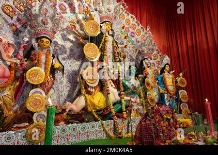Kolkata, Bengala Occidentale, India - 14th Ottobre, 2021 : decorato Durga idol all'interno di un pandal di notte. Durga puja è il più grande festival dell'induismo celebrato Foto Stock