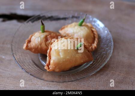 KUE Pastel o Jalangkote, spuntino tradizionale indonesiano con ripieno di crote a dadini e patate Foto Stock