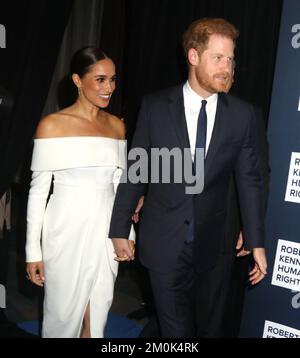 6 dicembre 2022, New York City, New York, USA: MEGHAN MARKLE e IL PRINCIPE HARRY, il Duca e la Duchessa di Sussex, visti durante gli arrivi del tappeto rosso al Robert F. Kennedy Human Rights Ripple of Hope Gala tenutosi al New York Midtown Hilton Hotel. (Credit Image: © Nancy Kaszerman/ZUMA Press Wire) Foto Stock