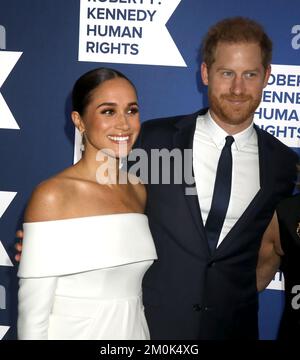 6 dicembre 2022, New York City, New York, USA: MEGHAN MARKLE e IL PRINCIPE HARRY, il Duca e la Duchessa di Sussex, visti durante gli arrivi del tappeto rosso al Robert F. Kennedy Human Rights Ripple of Hope Gala tenutosi al New York Midtown Hilton Hotel. (Credit Image: © Nancy Kaszerman/ZUMA Press Wire) Foto Stock