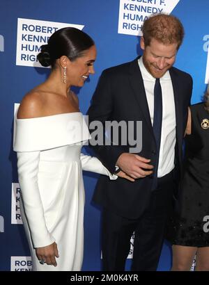 6 dicembre 2022, New York City, New York, USA: MEGHAN MARKLE e IL PRINCIPE HARRY, il Duca e la Duchessa di Sussex, visti durante gli arrivi del tappeto rosso al Robert F. Kennedy Human Rights Ripple of Hope Gala tenutosi al New York Midtown Hilton Hotel. (Credit Image: © Nancy Kaszerman/ZUMA Press Wire) Foto Stock