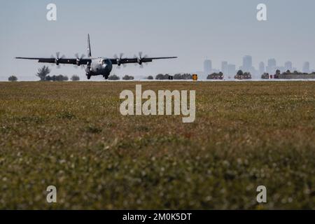 Un aereo C-130J Super Hercules assegnato alla 19th Airlift Wing, Little Rock Air Force base, Arkansas, atterra sulla pista a MacDill AFB, Florida, 5 dicembre 2022. L'aeromobile trasportava Airmen assegnati al 45th° Squadrone di evacuazione Aeromedica che stavano partecipando ad un'operazione di evacuazione in un ambiente di spiegamento simulato. (STATI UNITI Air Force foto di Senior Airman Joshua Hastings) Foto Stock