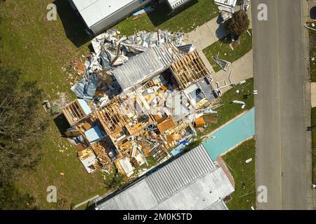 Case mobili gravemente danneggiate dopo l'uragano Ian nella zona residenziale della Florida. Conseguenze di disastro naturale Foto Stock