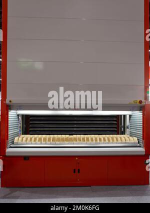 Soluzione ergonomica per lo stoccaggio verticale. Sistema di archiviazione e recupero automatizzato. Moderno magazzino industriale. Foto Stock