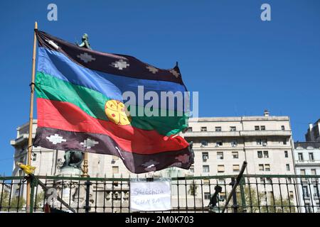 Buenos Aires, Argentina, 21 settembre 2021: Bandiera della nazione Mapuche che sventola al sole in Piazza del Congresso Foto Stock
