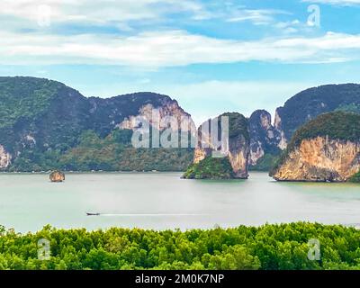 Veduta aerea del tempio di Wat Laem Sak nella provincia di Krabi, Thailandia Foto Stock