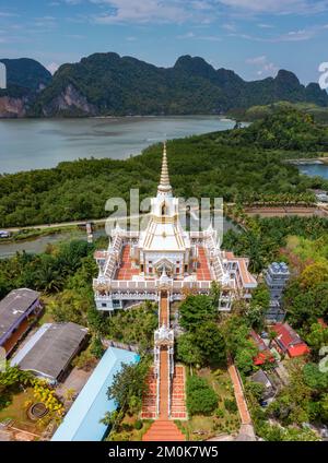 Veduta aerea del tempio di Wat Laem Sak nella provincia di Krabi, Thailandia Foto Stock