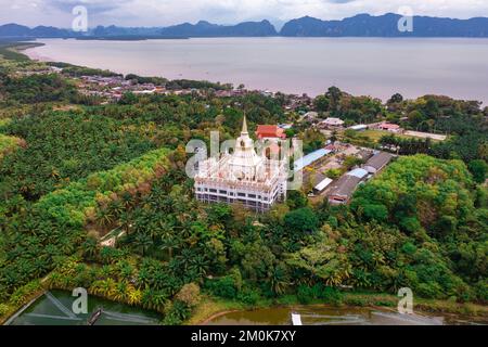 Veduta aerea del tempio di Wat Laem Sak nella provincia di Krabi, Thailandia Foto Stock