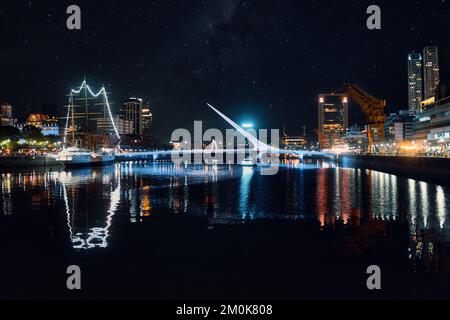 Paesaggio di Puerto Madero in una calda notte di primavera Foto Stock