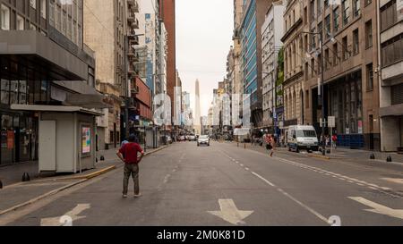 Vista panoramica del viale Corrientes con l'Obelisco sullo sfondo Foto Stock