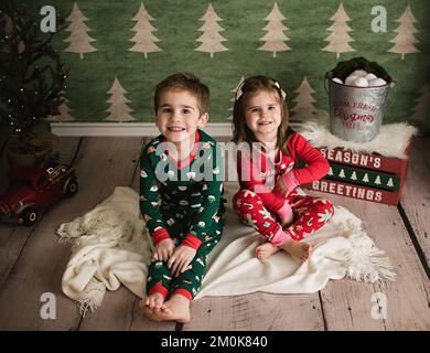 Bambini e famiglie a Natale Foto Stock