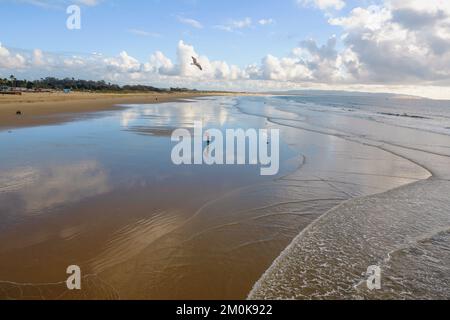Pismo Beach, California - 6 dicembre 2022. Spiaggia di Pismo durante il campionato di surf ISA World Para. Foto Stock