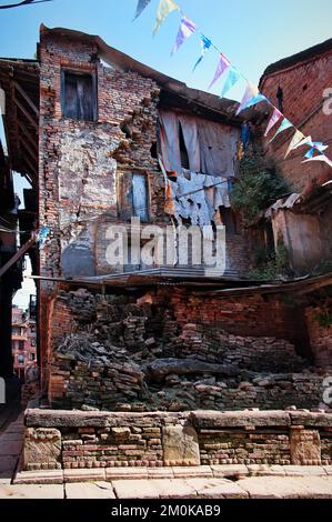 Casa in rovina dopo il terremoto a Kathmandu, Nepal Foto Stock