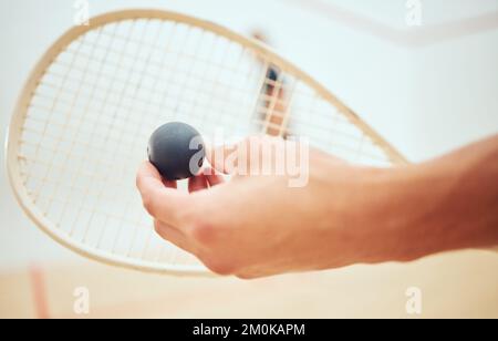 Giocatore di squash atletico sconosciuto che si prepara per giocare avversario in un gioco di campo competitivo. Indossa la racchetta e la palla dell'atleta attivo per servire Foto Stock