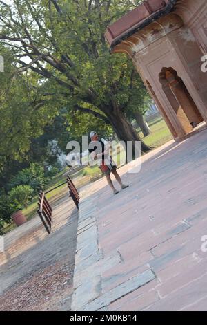 Splendida vista sulla tomba di Safdarjung a Delhi, India. Bel mausoleo di arenaria rossa. Meravigliosa architettura Mughal. La tomba è un turista popolare a. Foto Stock