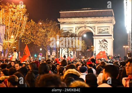 Centinaia di tifosi marocchini si sono recati agli Champs-Élysées a Parigi il 6 dicembre 2022 sera per celebrare la storica qualificazione della squadra di calcio marocchina, soprannominata "l'Atlante Lions" per i quarti di finale della Coppa del mondo 2022 a spese della Spagna. Foto di Tomas Stevens/ABACAPRESS.COM Foto Stock