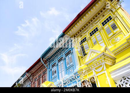 Negozi progettati da Peranakan nella parte orientale di Singapore intorno ai quartieri di Joo Chiat e Katong Foto Stock