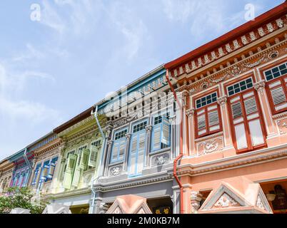 Negozi progettati da Peranakan nella parte orientale di Singapore intorno ai quartieri di Joo Chiat e Katong Foto Stock