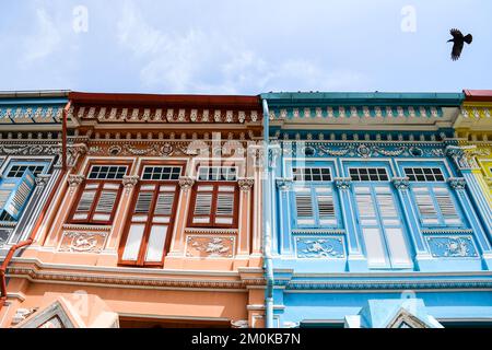 Negozi progettati da Peranakan nella parte orientale di Singapore intorno ai quartieri di Joo Chiat e Katong Foto Stock