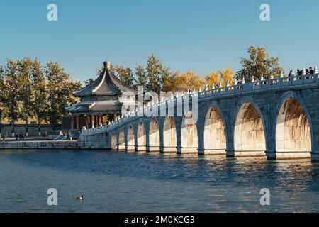 Il ponte a diciassette archi di Shi Qi Kong Qiao in una giornata di sole nel distretto di Haidian, Pechino, Cina Foto Stock