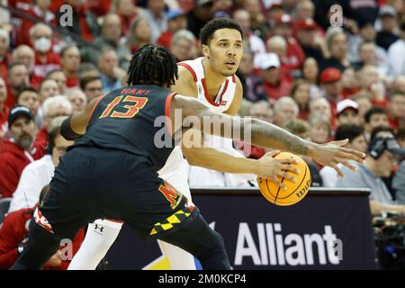 Madison, WISCONSIN, Stati Uniti. 6th Dec, 2022. Guardia dei tassi del Wisconsin Jordan Davis (2) scansiona il pavimento durante la partita di pallacanestro NCAA tra i Maryland Terrapins e i tassi del Wisconsin al Kohl Center di Madison, WISCONSIN. Darren Lee/CSM/Alamy Live News Foto Stock