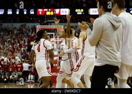 Madison, WISCONSIN, Stati Uniti. 6th Dec, 2022. La guardia dei tassi del Wisconsin Chucky Hepburn (23) celebra la vittoria con i compagni di squadra dopo la partita di pallacanestro NCAA tra i Maryland Terrapins e i tassi del Wisconsin al Kohl Center di Madison, WISCONSIN. Darren Lee/CSM/Alamy Live News Foto Stock