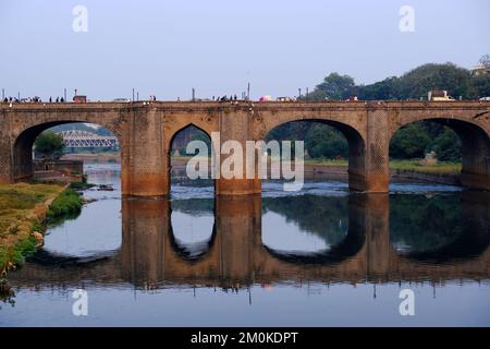 06 dicembre 2022, Pune, India, Chhatrapati Shivaji ponte, questo collegamento Heritage ponte che collega le due rive del fiume, collegamento tra la città vecchia Foto Stock