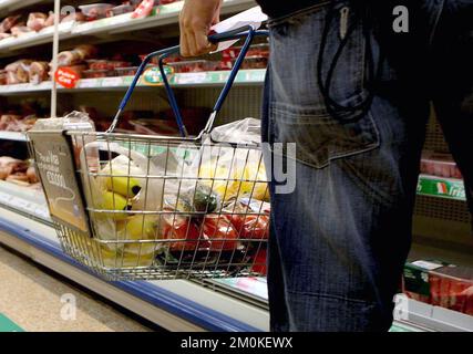 Foto del file non datata di una persona che tiene un carrello in un supermercato. Secondo le nuove cifre, i prezzi dei prodotti di marca propria e di bilancio dei supermercati sono aumentati più degli alimenti di qualità e di marca durante la crisi del costo della vita. Data di emissione: Mercoledì 7 dicembre 2022. Foto Stock