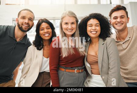 Ritratto di uomini d'affari insieme. Uomini d'affari diversi e sorridenti insieme. Capo in posa con il suo staff. Gruppo di architetti felici insieme. Felice Foto Stock