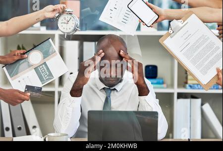 Mal di testa, stress e uomo d'affari con documenti in mano per la gestione del tempo, l'amministrazione dell'ufficio e l'ansia di proposta di progetto. Burnout, mentale Foto Stock
