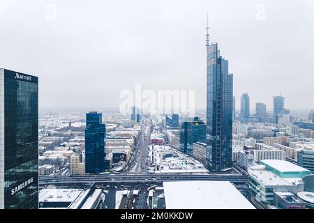 11.21.2022 Varsavia, Polonia. L'edificio più alto della Polonia - la Torre di Varco - che domina il centro di Varsavia coperto di prima neve. Città moderne. Foto di alta qualità Foto Stock