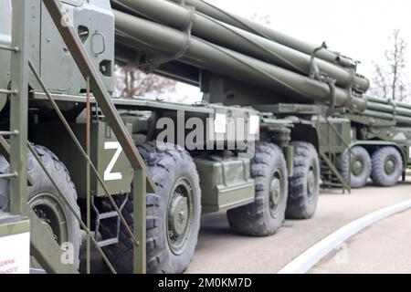 TULA, RUSSIA - 5 NOVEMBRE 2022 : veicolo da combattimento Smerch, Museo Statale delle armi di Tula Foto Stock