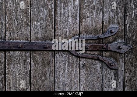 Primo piano della vecchia porta con cerniera decorativa Foto Stock