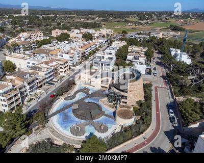 Centro interpretativo Cabrera, Vista dell'edificio e piscine, Colònia de Sant Jordi, Ses Salines, Mallorca, Isole Baleari, Spagna Foto Stock