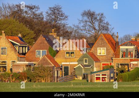 Particolare del villaggio con edifici olandesi storici al sole. Workum, Frisia, Paesi Bassi. Foto Stock