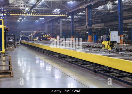 Magazzino logistico o centro di distribuzione nell'industria elettronica. Interno di magazzino con file di scaffali con grandi scatole. Foto di alta qualità Foto Stock