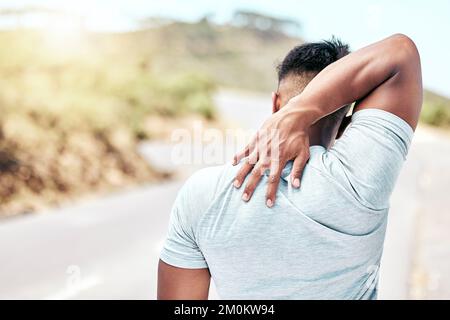 Il giovane uomo da corsa misto che si stende prima del suo esercizio all'aperto. Primo piano maschio riscaldamento e prepararsi per una corsa o jogging Foto Stock