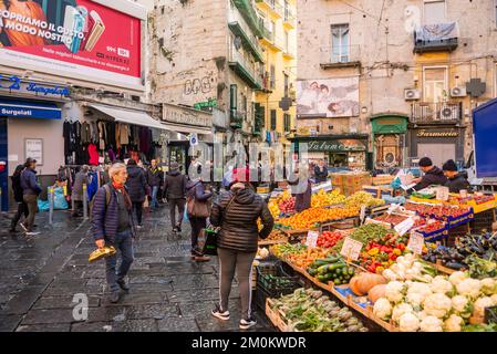 Napoli, Italia - 4 dicembre 2022: Famoso mercato nel quartiere di Pignasecca nel cuore del centro storico di Napoli Foto Stock