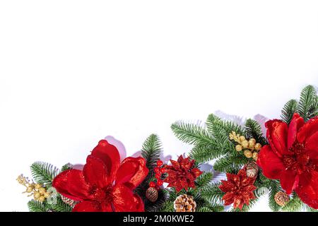 Bianco semplice natale, sfondo vacanze Capodanno con rami di albero di Natale, frutti di bosco rosso inverno, fiori poinsettia, piatto vista dall'alto copia spazio Foto Stock