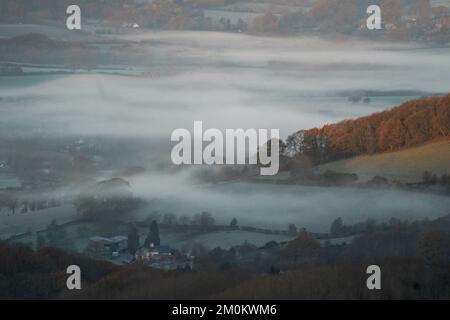 Il sole sorge su una nebbia del Worcestershire come si vede dalle colline Malvern. Il Regno Unito si sta preparando per una crisi ghiacciata mentre gli esperti dicono che l’aria artica si muoverà da mercoledì sera, con l’Agenzia britannica per la salute e la sicurezza che emette un allarme per le basse temperature che raccomanda alle persone di riscaldare le proprie case ad almeno 18C (64,4F). Data immagine: Mercoledì 7 dicembre 2022. Foto Stock