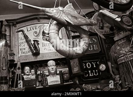 All'interno del famoso negozio di junk e antiquariato di Alices, 86 Portobello Rd, Notting Hill, RBKC, Londra, Inghilterra, REGNO UNITO, W11 2QD - MONOCROMATICO Foto Stock