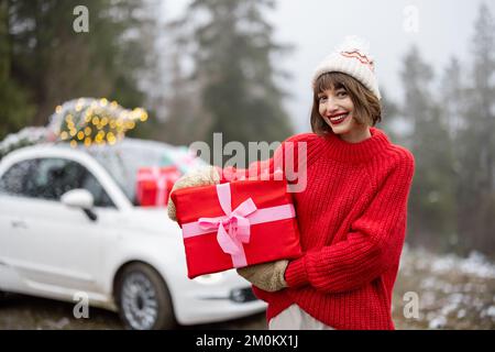 Donna viaggia in auto durante le vacanze invernali Foto Stock