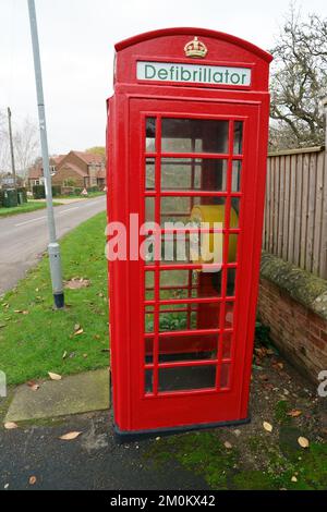 Defibrillatore ad accesso pubblico nella vecchia cassetta telefonica, Stubton, Lincolnshire Foto Stock