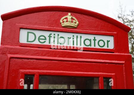 Defibrillatore ad accesso pubblico nella vecchia cassetta telefonica, Stubton, Lincolnshire Foto Stock
