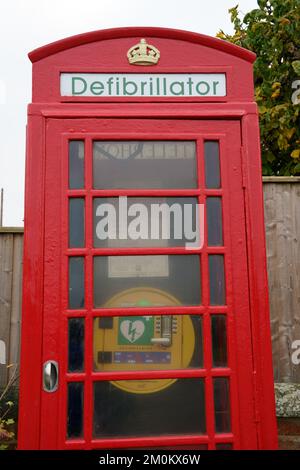 Defibrillatore ad accesso pubblico nella vecchia cassetta telefonica, Stubton, Lincolnshire Foto Stock