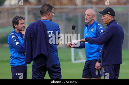 L'allenatore fisico di Charleroi Frederic Renotte, l'allenatore assistente di Charleroi Rudy Cossey, l'allenatore assistente di Charleroi Frank Defays e l'allenatore capo di Charleroi Felice Mazzu hanno illustrato durante una sessione di allenamento al campo di allenamento invernale della squadra di calcio belga di prima divisione Sporting Charleroi a Colakli, Turchia, mercoledì 07 dicembre 2022. Sporting Charleroi è in scena dal 3 al 10 dicembre. BELGA PHOTO VIRGINIE LEFOUR Foto Stock