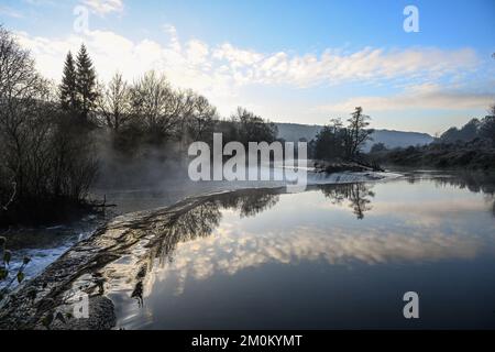 Il vapore sorge al largo del fiume Avon a Warleigh Weir vicino a Bath nel Somerset questa mattina, quando le temperature scendono sotto lo zero gradi in tutto il Regno Unito. Foto Stock