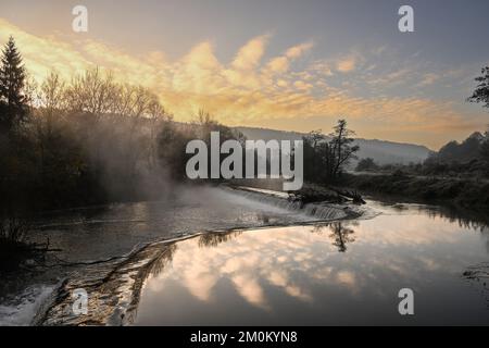 Il vapore sorge al largo del fiume Avon a Warleigh Weir vicino a Bath nel Somerset questa mattina, quando le temperature scendono sotto lo zero gradi in tutto il Regno Unito. Foto Stock