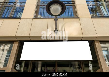 Bianco orizzontale rettangolare vuoto cartello mockup su ufficio, caffè, negozio, negozio facciata. Vista ad angolo basso Foto Stock