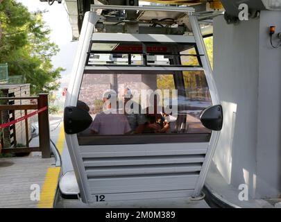 ALANYA, ANTALYA, TURCHIA-OTTOBRE 03:turisti non identificati godendo di un giro in funivia. Ottobre 03,2022 ad Alanya, Antalya, Turchia Foto Stock